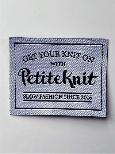 Tekstillabel med teksten "Get your Knit on with PetiteKnit - slow fashion since 2016"