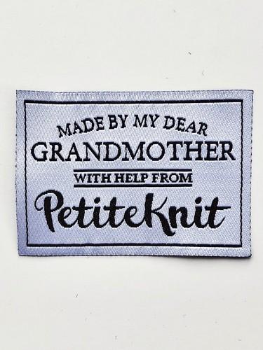 Tekstillabel med teksten "Made by my dear Grandmother - with help from PetiteKnit"