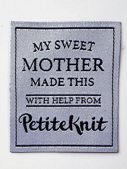 PetiteKnit Label med tekst "My Sweet mother made this - with help from PetiteKnit"