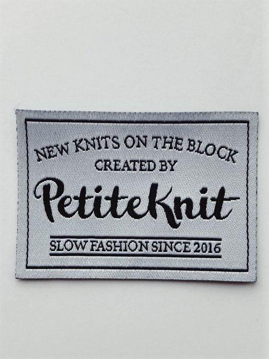 PetiteKnit tekstillabel med teksten "New knits on the block - created by PetiteKnit"