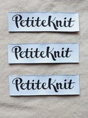 PetiteKnit tekstillabel med teksten "PetiteKnit", til at sy i nakken af sin striktrøje, 3 stk