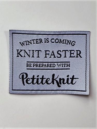 Tekstillabel med teksten "Winter in coming Knit Faster - be prepared with PetiteKnit"
